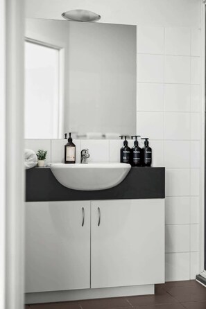 Shower, hair dryer, shampoo - LaneStay - 3B2B Bright Apartment with Free Parking (St Kilda)