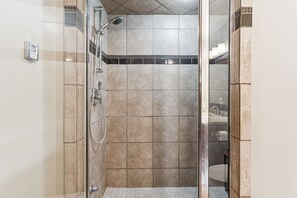 Doccia, asciugacapelli, asciugamani, sapone