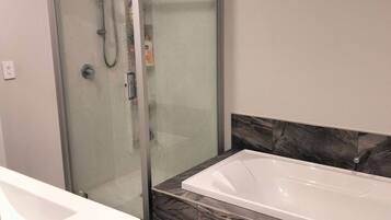 Room, 1 Bedroom, Patio, Garden View | Bathroom
