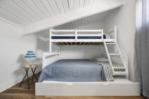 Escritorio, tabla de planchar con plancha, wifi y ropa de cama 