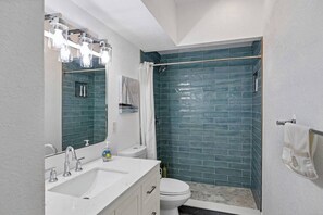 Hair dryer, towels, soap, shampoo - Architect's waterfront home is a fisherman's dream (Englewood)