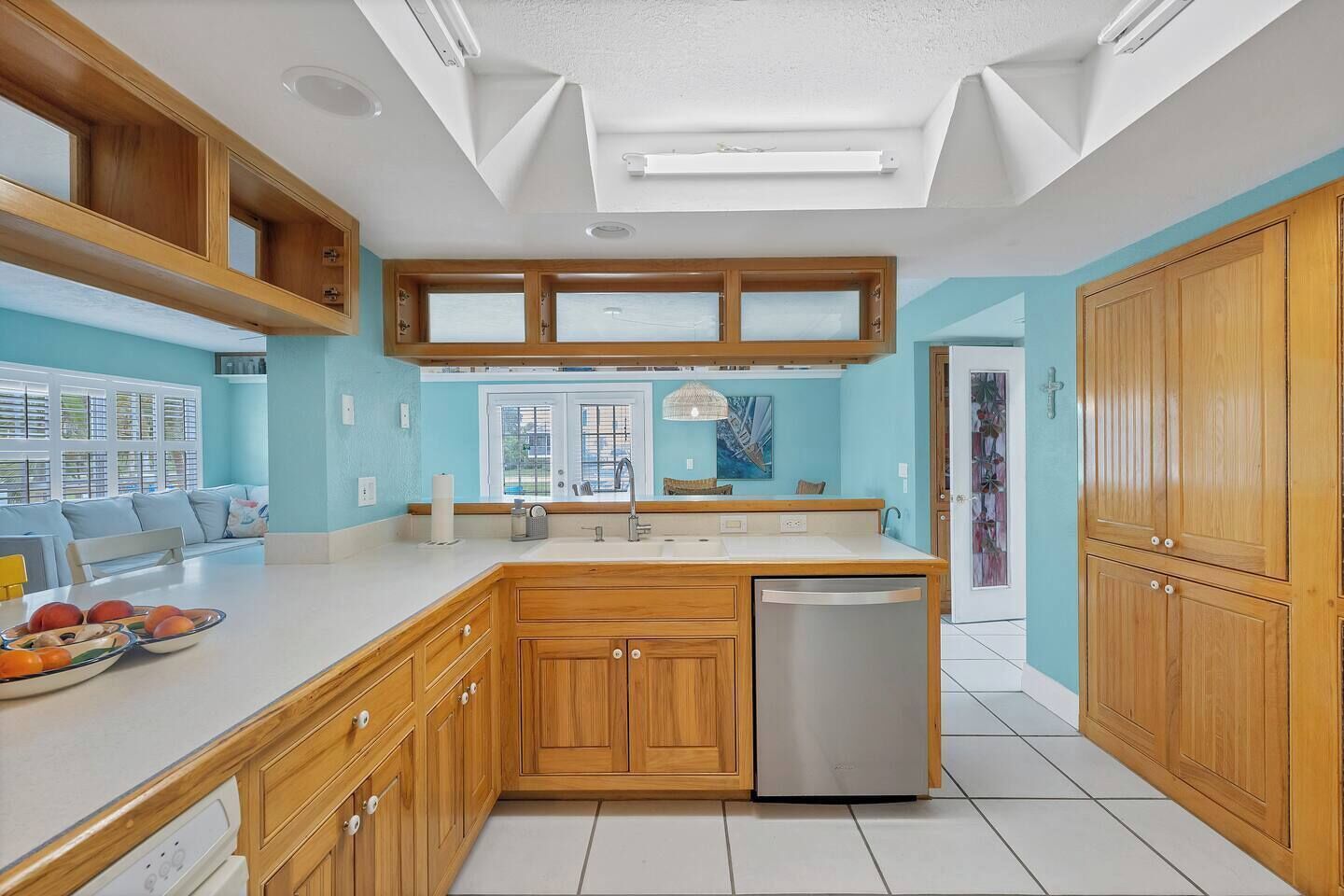 Coffee/tea maker, fridge, microwave, stovetop