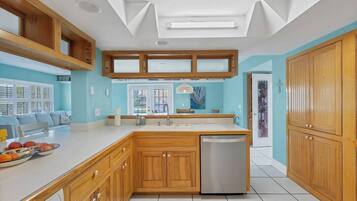 Coffee/tea maker, fridge, microwave, stovetop