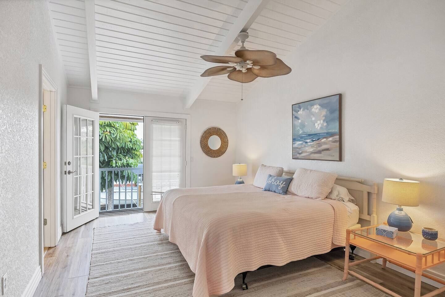 Desk, iron/ironing board, WiFi, bed sheets