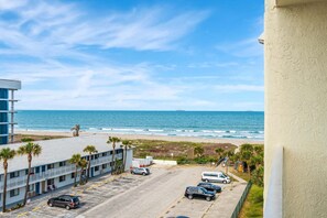 Property grounds - Gorgeous Cocoa Beach Condo with Private Balcony Heated Pool & Hot Tub! ☀️ (Cocoa Beach)