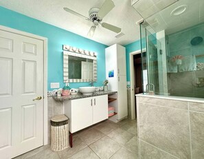 Hair dryer, towels, soap, shampoo - Spot manatees from your balcony (Englewood)