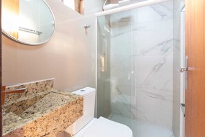 Dusche, Haartrockner, Handtücher