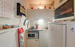 Fridge, microwave, oven, stovetop - Appartement proche plage (Saint-Georges-de-Didon)