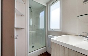 Shower, hair dryer - Charmant Mobil-home piscine (Saint-Georges-de-Didon)