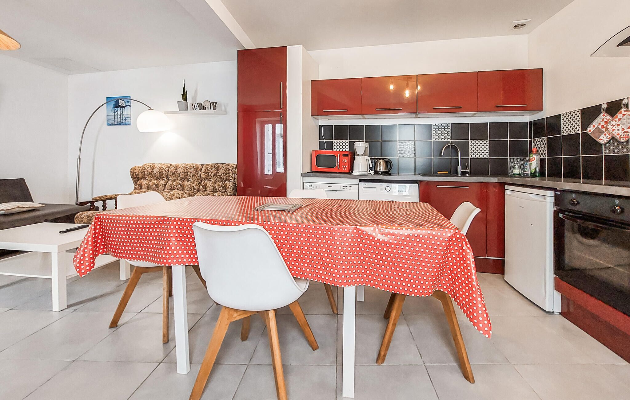 Frigorífico, microondas, horno y placa de cocina