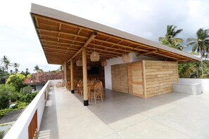 Outdoor dining - Ohana Surf Guest House (Ahangama)