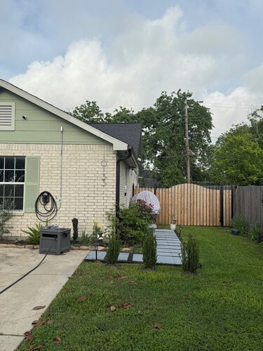 Cozy 1-BR Modern Luxe Studio near LBJ Hospital, Downtown, the Heights,& TMC.
