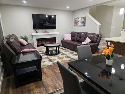 Grand Stylish Home | TVs in Bedrm & Lvroom | Comfy mattresses |Garage park | BBQ