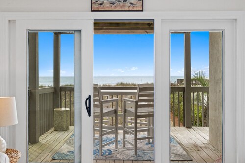 Stylish Oceanfront Condo 2-min Walk to Beach w/Community Pool!