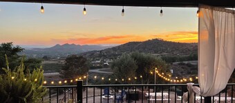 High Desert Retreat -Chalet style home in Agua Dulce spectacular sunset Views!