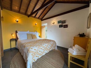 Une chambre à coucher avec un lit, des lampes de chevet, une armoire en bois et un tapis rond.