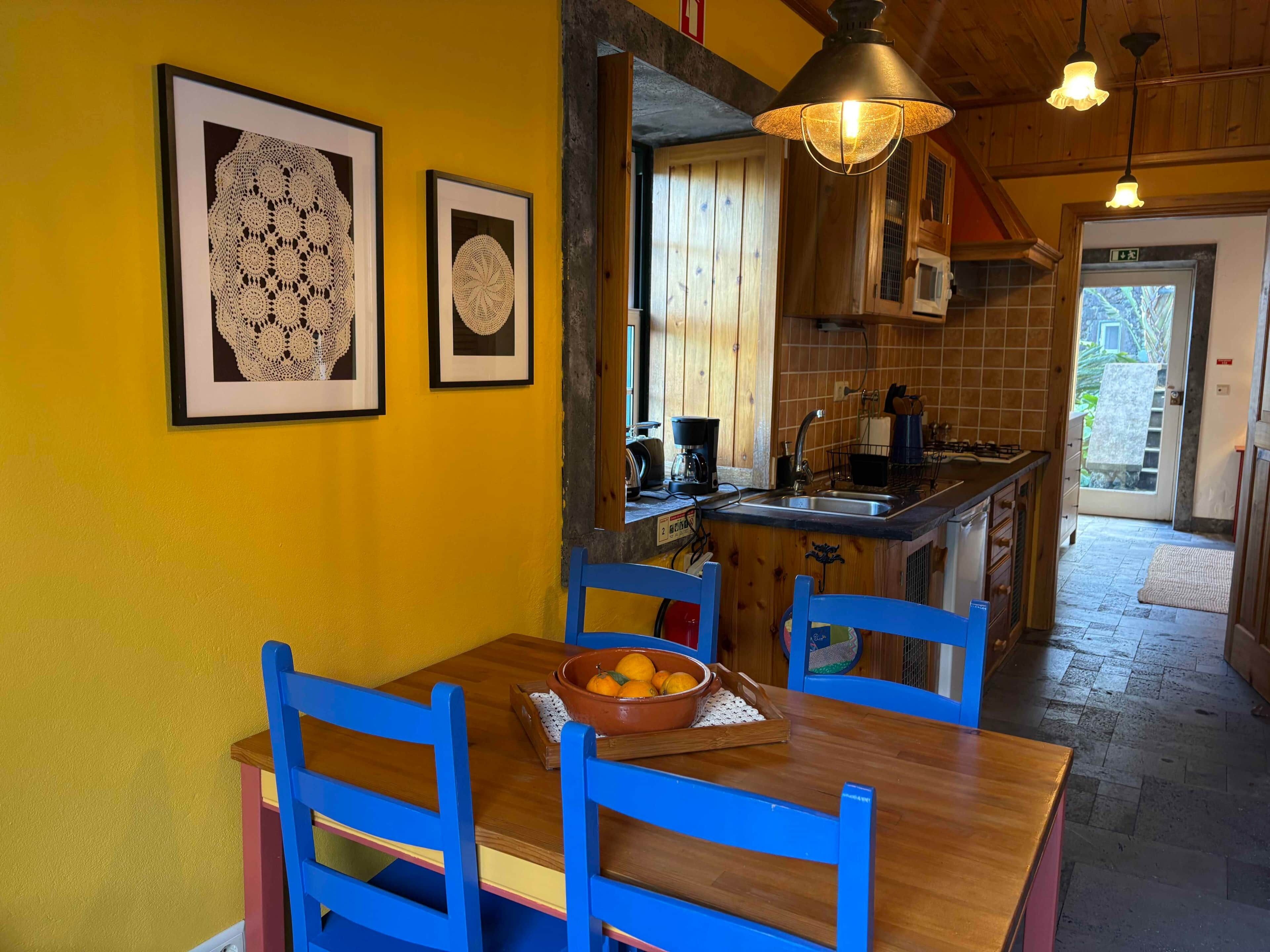 Frigorífico, microondas, placa de cocina y tostadora
