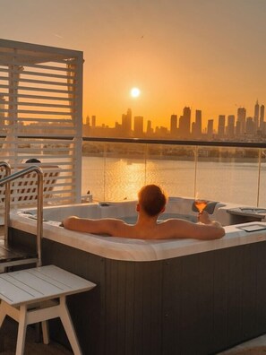 Outdoor spa tub - Th8 Palm Dubai Beach Resort, Vignette Collection (Dubai)