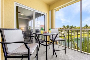 Outdoor dining - Resort Pool, Beach Access & South End Island Escape Awaits - Bella Lago - Roelens (Fort Myers Beach)