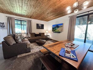 TV, fireplace - New | 5 Min to Glacier | Hot Tub & Fire Pit (Martin City)