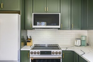 Refrigerador, microondas, horno y parrilla de estufa 
