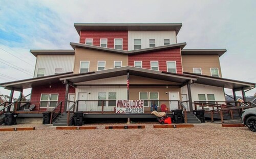 Comfy Balcony Suite Unit 2 ready to enjoy BBQ with sunrise or sunsets views