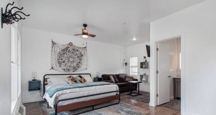 Comfy Balcony Suite Unit 2 ready to enjoy BBQ with sunrise or sunsets views