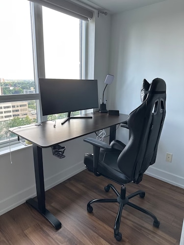 Cozy 1 BDR + den condo in Toronto | 10 mins to Pearson & 20 mins to Downtown