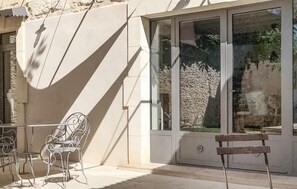 Outdoor dining - Maison de village avec piscine (Saint-Hilaire-d'Ozilha)