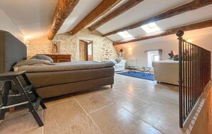 3 bedrooms, free WiFi - Maison de village avec piscine (Saint-Hilaire-d'Ozilha)