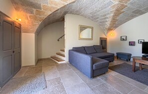 TV - Maison de village avec piscine (Saint-Hilaire-d'Ozilha)