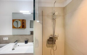 Shower - Maison de village avec piscine (Saint Hilaire d'Ozilha)