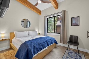 4 bedrooms, desk, iron/ironing board, free WiFi - Nordic Pines-  brand-new- hot tub- pet friendly- sleeps 10- trailer parking (McCall)
