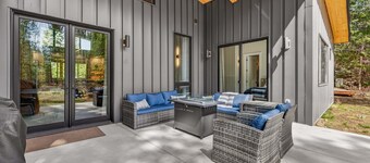 Nordic Pines-  brand-new- hot tub- pet friendly- sleeps 10- trailer parking