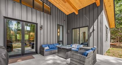 Nordic Pines- brand-new- hot tub- pet friendly- sleeps 10- trailer parking