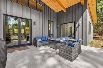 Nordic Pines- brand-new- hot tub- pet friendly- sleeps 10- trailer parking