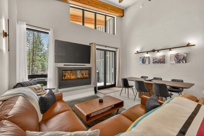 Nordic Pines- brand-new- hot tub- pet friendly- sleeps 10- trailer parking