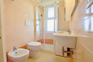 Bathroom - Holiday apartment with air conditioning and balcony with side sea view (Lido di Jesolo)