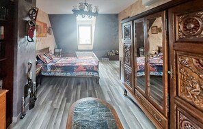 3 bedrooms, iron/ironing board, travel cot, free WiFi - Stunning home in Compans with sauna (Compans)