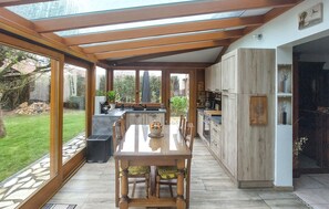Fridge, microwave, oven, stovetop - Stunning home in Compans with sauna (Compans)