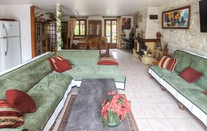 TV, stereo - Stunning home in Compans with sauna (Compans)