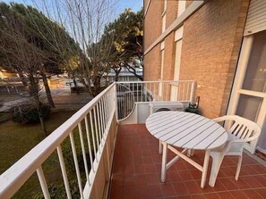 Outdoor dining - Holiday apartment mit Klimaanlage und Balkon (Lido di Jesolo)