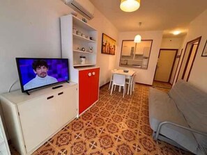 TV - Holiday apartment mit Klimaanlage und Balkon (Lido di Jesolo)