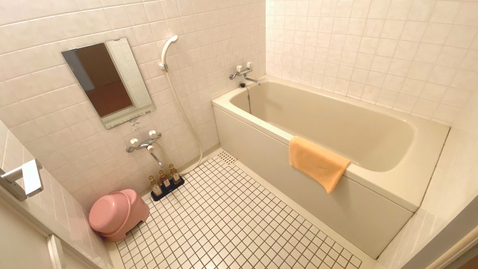 Une salle de bain avec une baignoire, des toilettes et un lavabo.