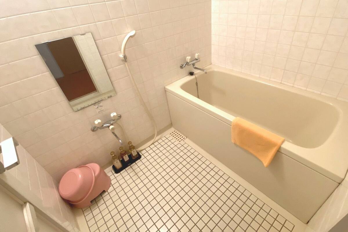 Un baño con bañera, inodoro y lavabo.