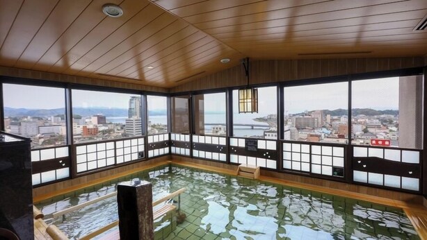 A room with a large window, a wooden ceiling, and a pool. - Dandan No Yu Onyado Nono Matsue (Matsue)