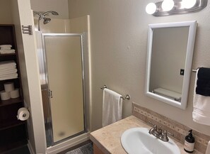 Hair dryer, towels, soap, toilet paper - Private loft in a quiet neighborhood. (Oregon City)