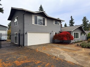 Exterior - Private loft in a quiet neighborhood. (Oregon City)