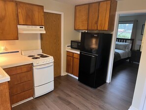 Fridge, microwave, oven, stovetop - Private loft in a quiet neighborhood. (Oregon City)
