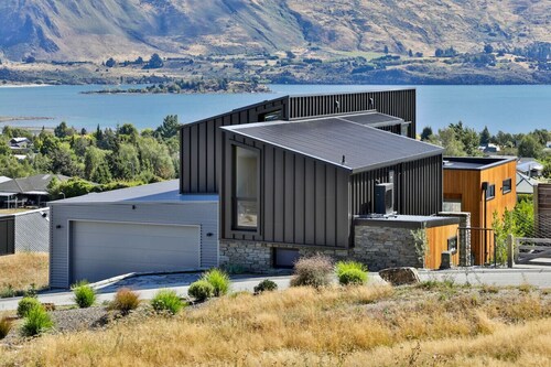 Modern Wanaka Escape with Mezzanine Loft